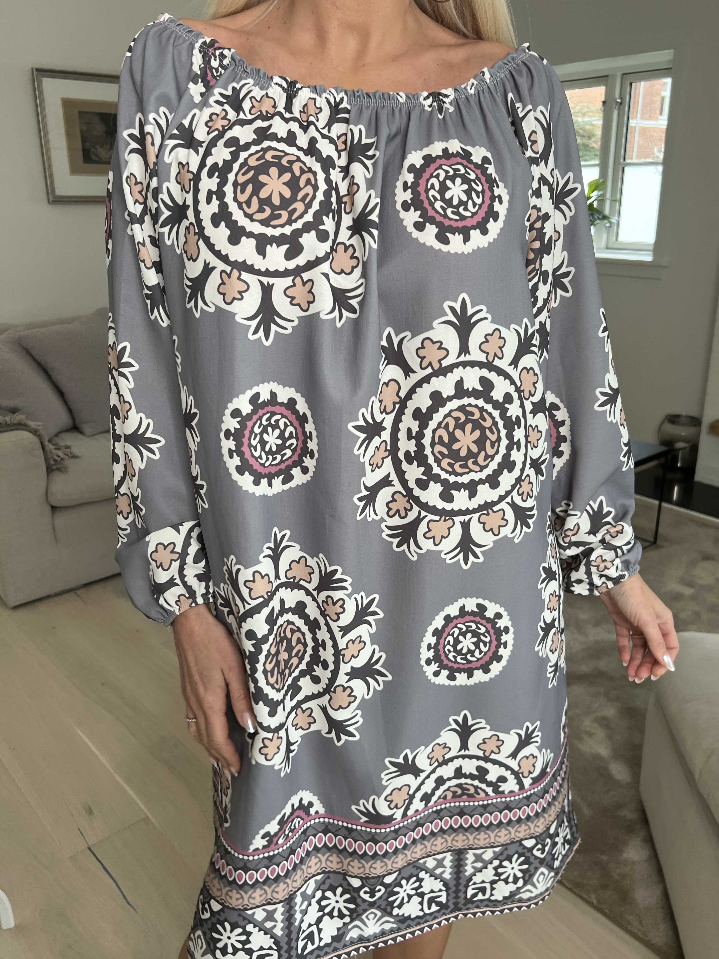 Paulina - Sød langærmet kjole med elastik i udskæringen